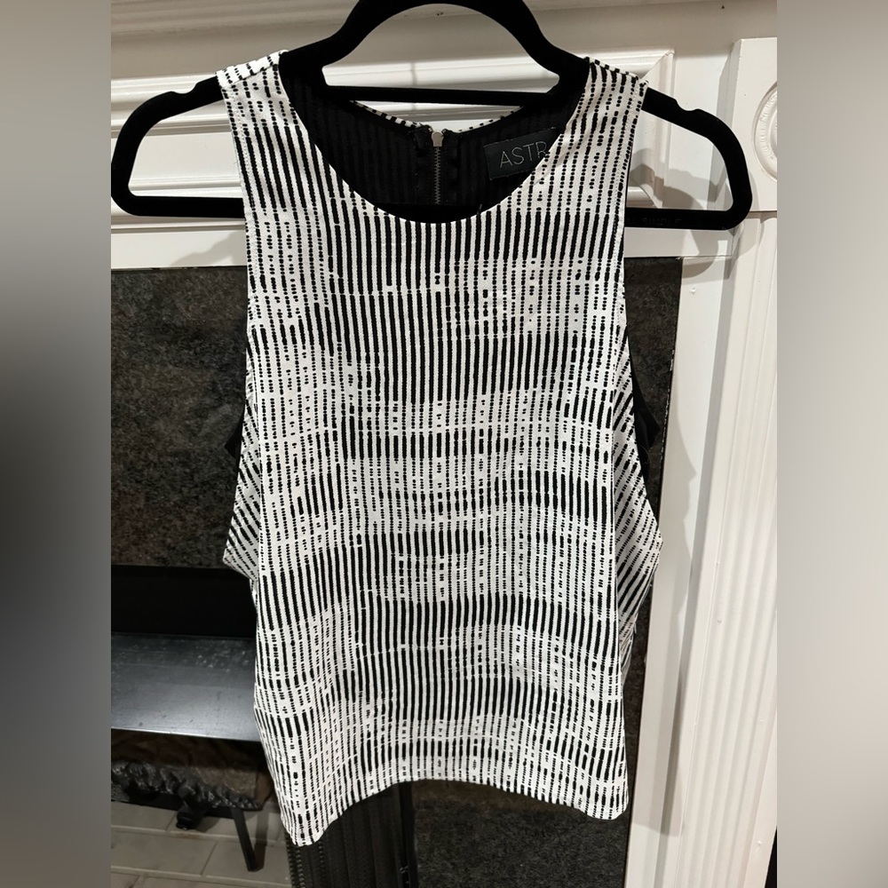 ASTR Black and White Sleeveless Blouse - Size Medium - Great Condition